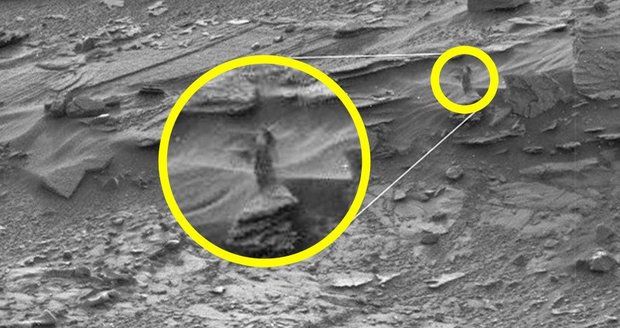 NASA zachytila na Marsu něco, co vypadá jako prsatá mimozemšťanka.