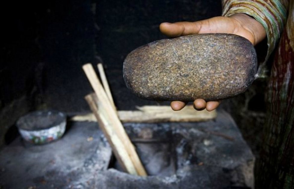 K žehlení prsou  používají v Africe nahřátý kámen...