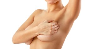 Rakovina prsu stále patří mezi největší strašáky u žen.