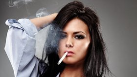 9 tipů, jak se zbavit pachu cigaretového kouře z vlasů i oblečení