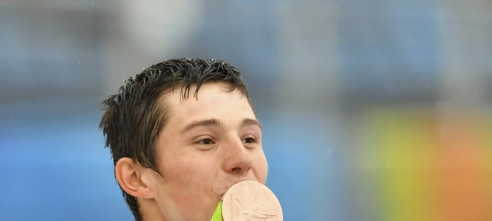 Šťastný Jiří Prskavec líbá bronzovou medaili