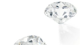Prsten s obřím diamantem Britka koupila na bleším trhu.