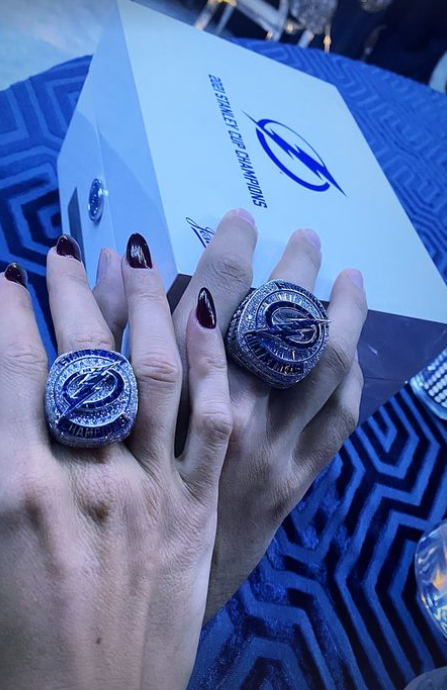 Prsteny kromě samotných hráčů obdržely také manželky a přítelkyně hokejistů