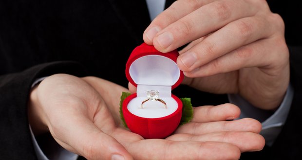 Ať už tomu bylo v historii jakkoliv, zásnubní prsten je vždy tím, co ženě vykouzlí na rtech svůdné „ano“.