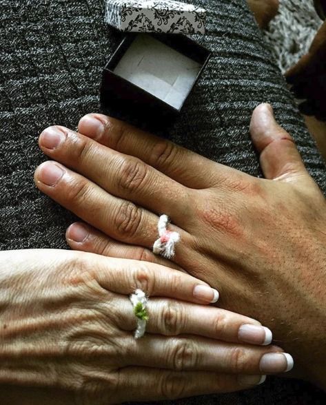 Michaela Maurerová ukázala prsteny se svým partnerem.