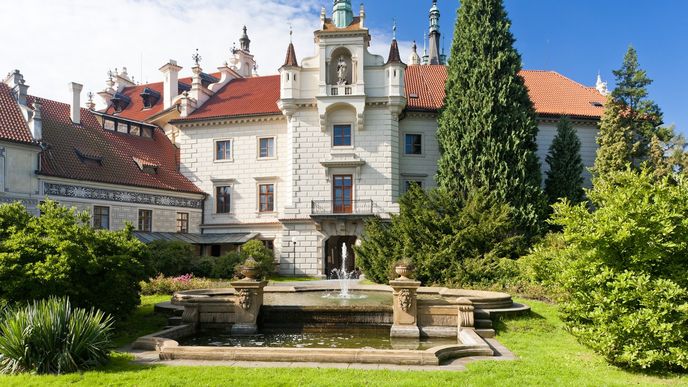 Průhonice u Prahy jsou tradiční baštou rodiny Andreje Babiše. Na snímku tamní zámek. Průhonice u Prahy jsou tradiční baštou rodiny Andreje Babiše. Na snímku tamní zámek.