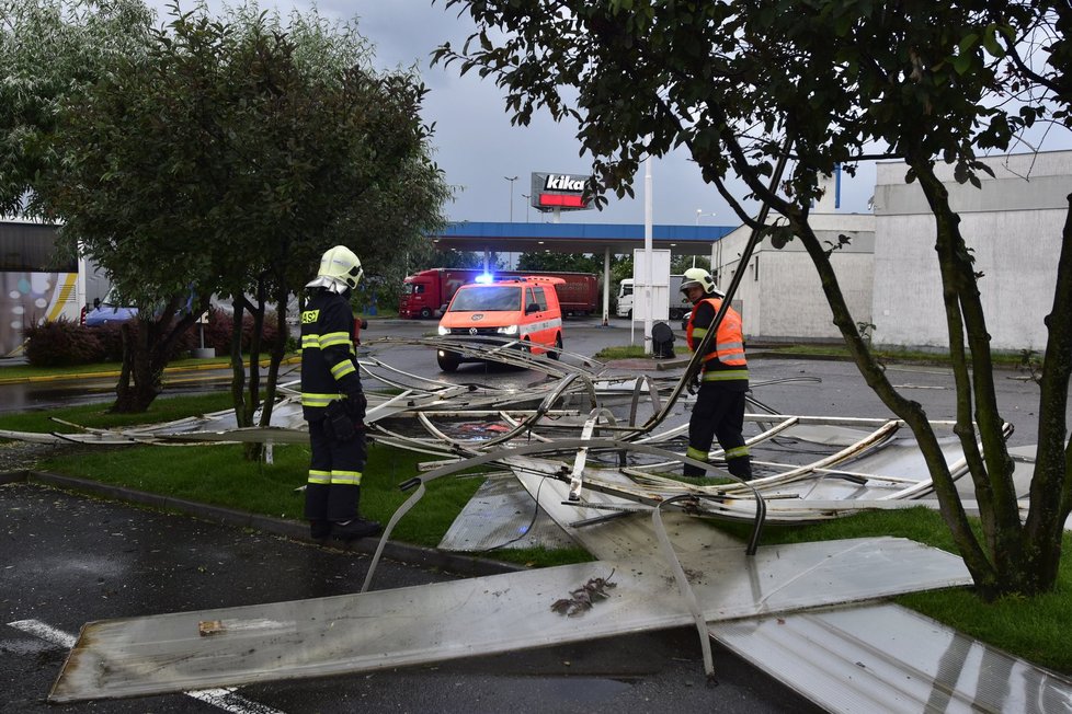 Bouřka pustošila i Průhonice nedaleko Prahy.