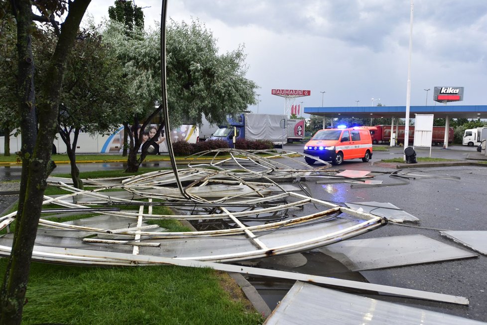 Bouřka pustošila i Průhonice nedaleko Prahy.