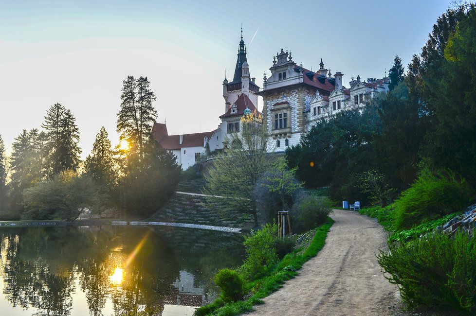 Na zámku sídlí Akademie věd ČR, přístupné jsou jen pamětní síň zakladatele parku a Rytířský sál.