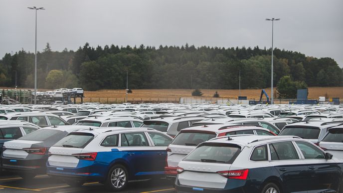 Prodej nových osobních aut v Česku v letošním prvním pololetí meziročně klesl o 12,3 procenta na 98 916 vozů.