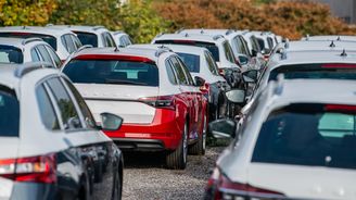 Prodej nových aut v Česku dál klesá, automobilky kvůli chybějícím dílům méně vyrábí