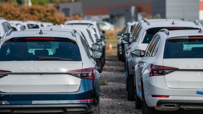 Škoda Auto Vrchlabí. Odstavené vozy, které nemohly být dokončeny kvůli chybějícím komponentům