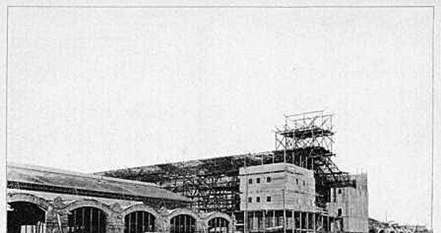 Průmyslový palác měnil vzhled i název, pak vyhořel. Po 13 letech chystá hlavní město dostavbu shořelého křídla