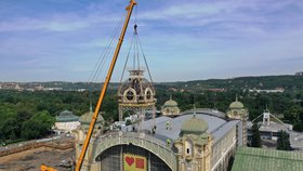 Z Průmyslového paláce v Praze sundali hodinovou věž. Čeká ji oprava