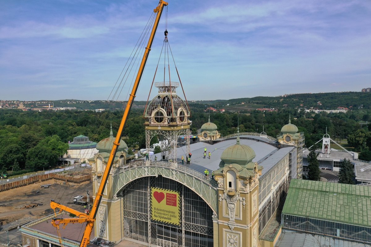 Z Průmyslového paláce v Praze sundali hodinovou věž. Čeká ji oprava