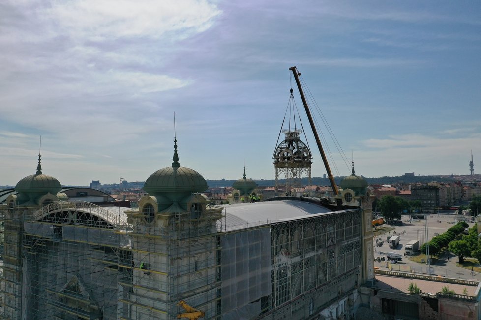 Z Průmyslového paláce v Praze sundali hodinovou věž. Čeká ji oprava