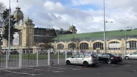 Zákaz vstupu na výstaviště v Holešovicích potrvá i v pondělí: Z Průmyslového paláce odlétl kus střechy