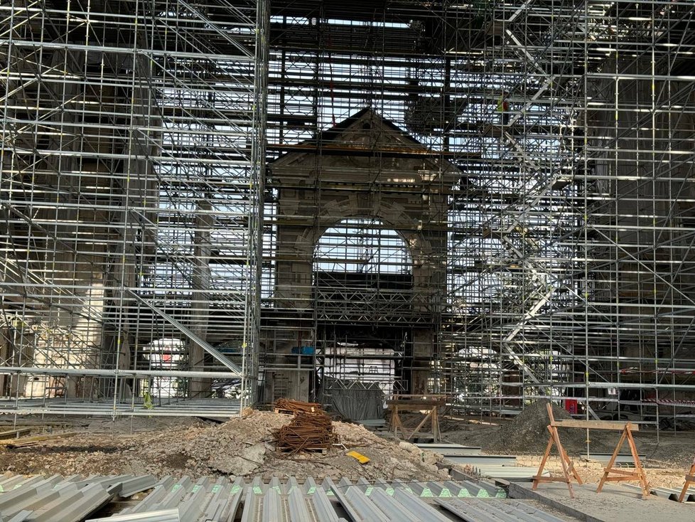 Novináři měli po dvou letech rekonstrukce Průmyslového paláce možnost znovu nahlédnout na staveniště.