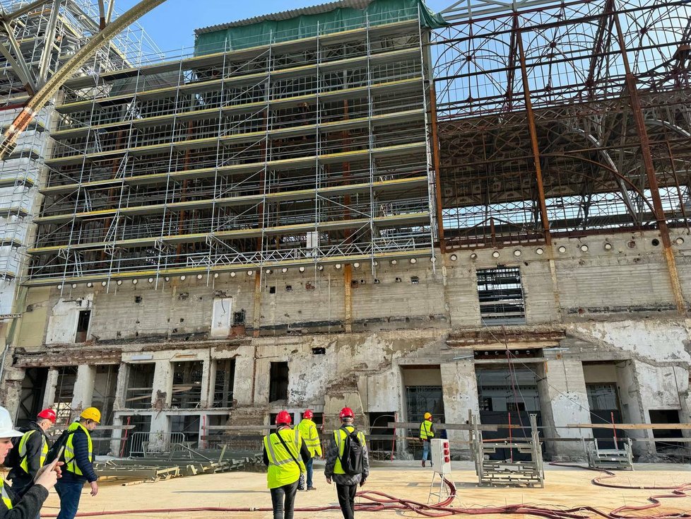 Novináři měli po dvou letech rekonstrukce Průmyslového paláce možnost znovu nahlédnout na staveniště.