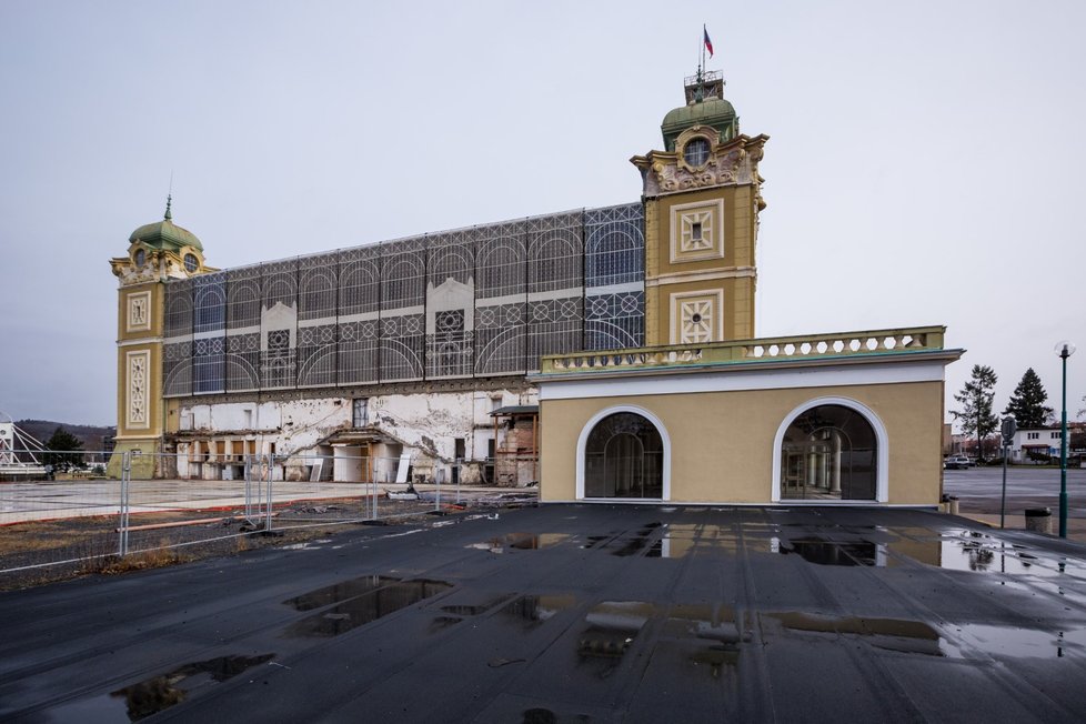 Po 13 letech byl Průmyslový palác předán do rukou stavbařům. Kompletní rekonstrukce bude hotová v roce 2024