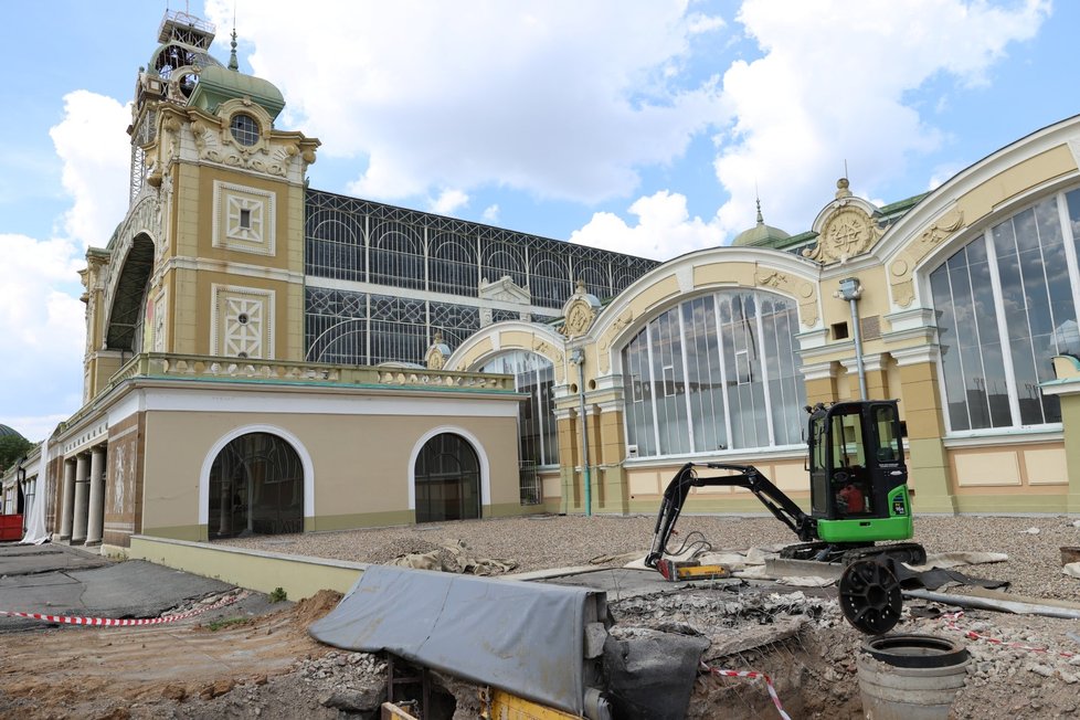 Oprava průmyslového paláce začala restaurátorskými pracemi. Je třeba opravit vitráže