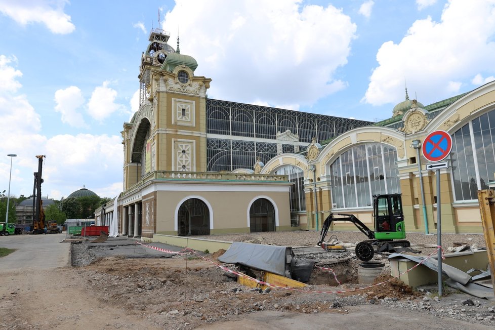 Oprava průmyslového paláce začala restaurátorskými pracemi. Je třeba opravit vitráže