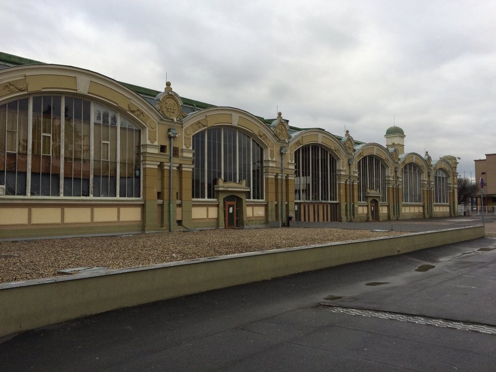 Slavný Průmyslový palác by usilovně potřeboval rekonstrukci. Místo shořelého křídla navíc stojí jen stan.