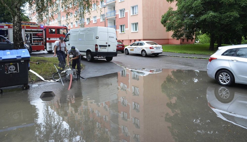 Následky průtrže mračen v Plzni.