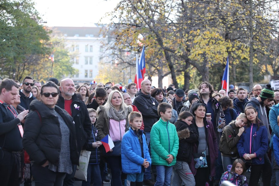 Průvod, který vyrazil z pražského Albertova k 30. výročí sametové revoluce (17. 11. 2019)