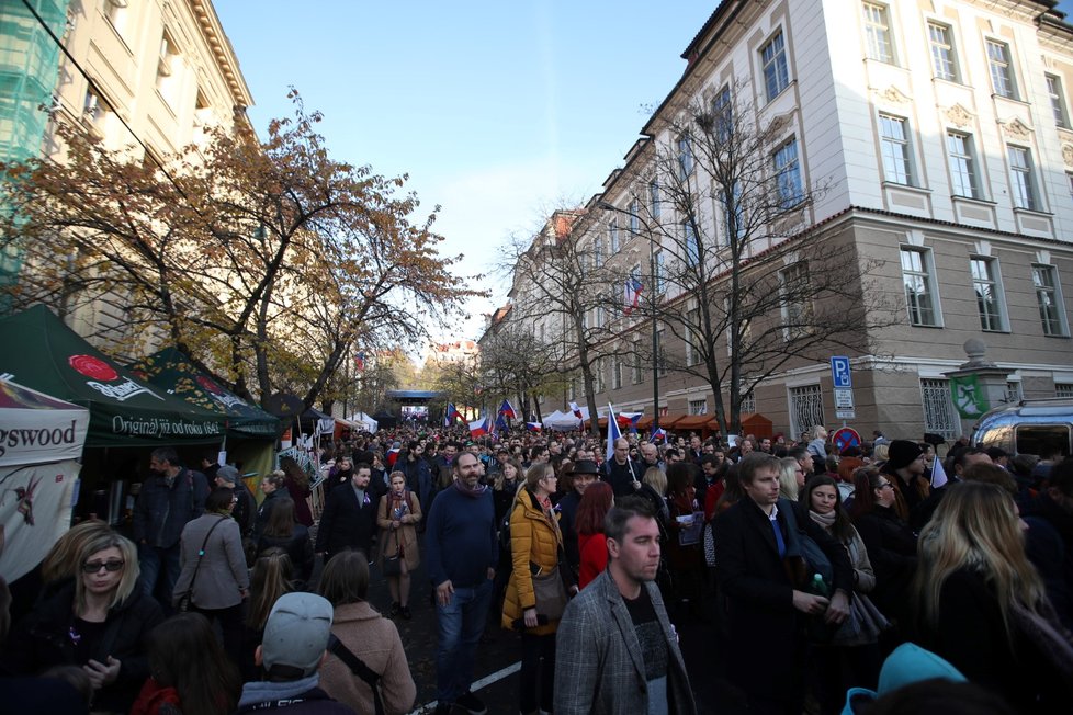Průvod, který vyrazil z pražského Albertova k 30. výročí sametové revoluce (17. 11. 2019)