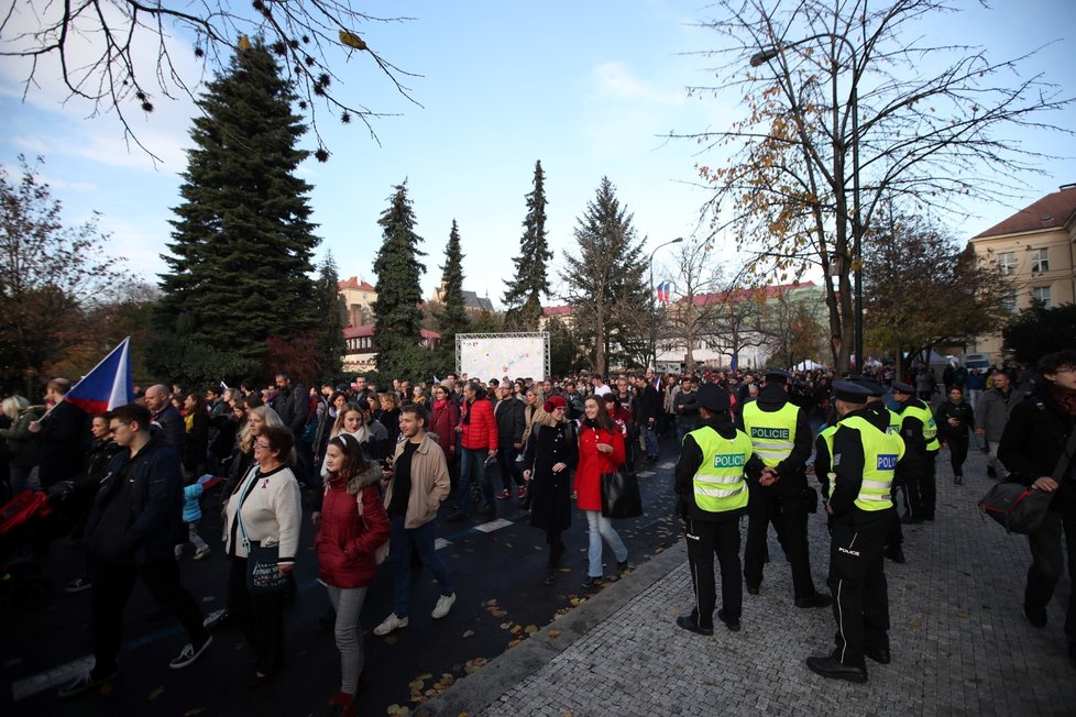 Průvod, který vyrazil z pražského Albertova k 30. výročí sametové revoluce (17. 11. 2019)