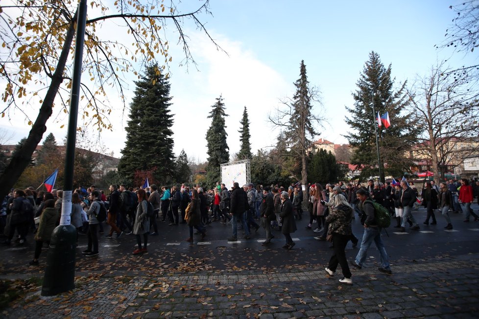 Průvod, který vyrazil z pražského Albertova k 30. výročí sametové revoluce (17. 11. 2019).