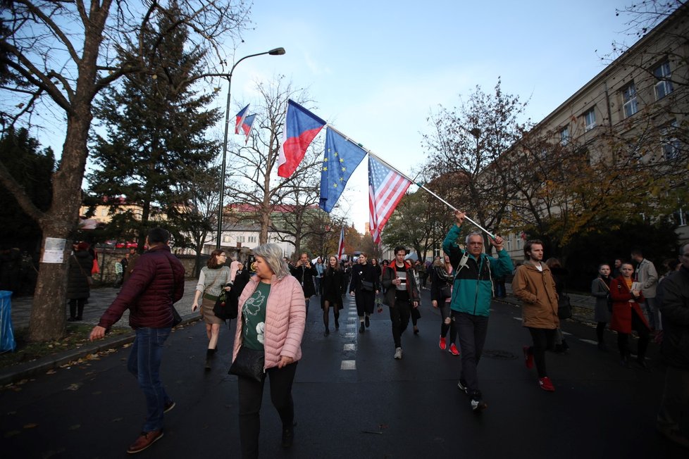 Průvod, který vyrazil z pražského Albertova k 30. výročí sametové revoluce (17. 11. 2019).