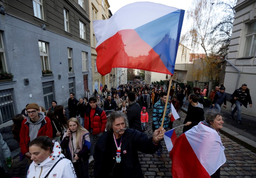 Průvod, který vyrazil z pražského Albertova k 30. výročí sametové revoluce (17. 11. 2019)