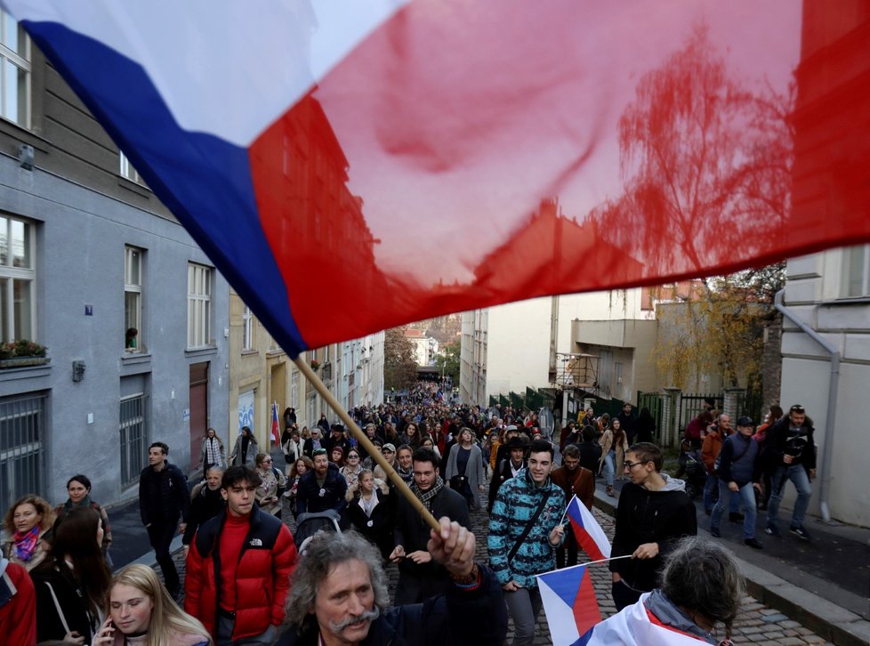 Průvod, který vyrazil z pražského Albertova k 30. výročí sametové revoluce (17. 11. 2019).