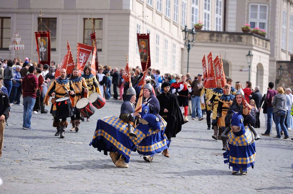 Lidé v dobových oblecích přilákali pozornost návštěvníků Pražského hradu.