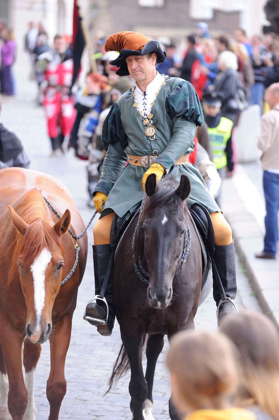 Herec Václav Vydra v průvodu jel na koni.