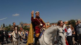 Dvoudenní královský průvod z Prahy na Karlštejn se stal už velmi oblíbenou akcí