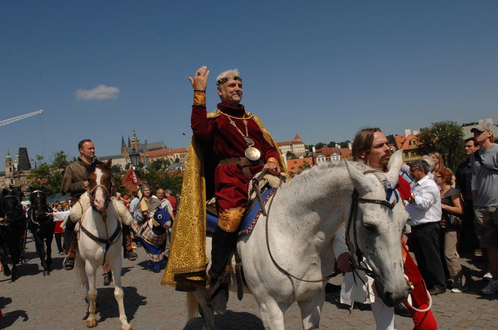 Dvoudenní královský průvod z Prahy na Karlštejn se stal už velmi oblíbenou akcí