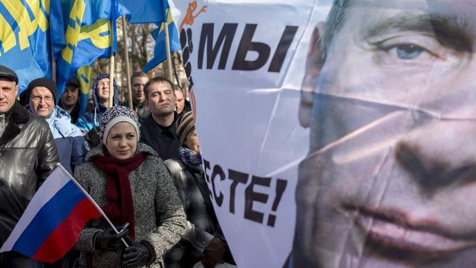 Průvod na Krymu, který slaví výročí připojení poloostrova k Ruské federaci