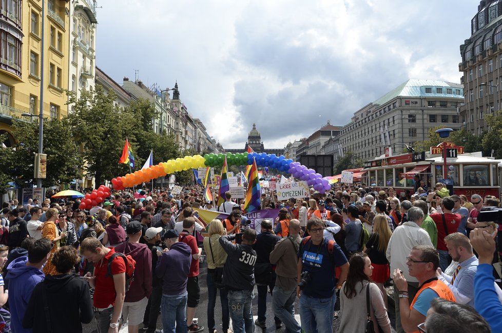 Tradiční průvod Prague Pride omezí na několik hodin dopravu v centru Prahy.