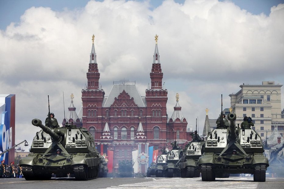 Průvod uzavřelo přes sto kusů vojenské techniky, mezi nimi nosiče strategických raket Topol-M, systém protivzdušné obrany S-400 či tanky T-90.