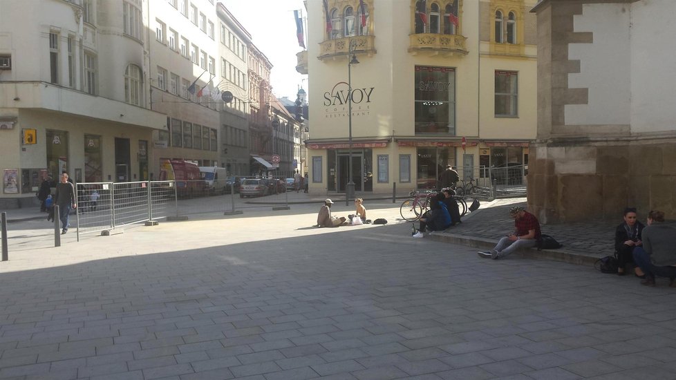 Oficiálně boží! Posedávat a povalovat se s pivem na ulici za kostelem nad druhou největší kostnicí v Evropě je podle doporučení nového průvodce Brnem vydaného za peníze daňových poplatníků správné a žádoucí.