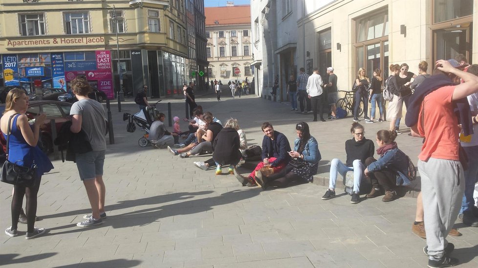 Oficiálně boží! Posedávat a povalovat se s pivem na ulici za kostelem nad druhou největší kostnicí v Evropě je podle doporučení nového průvodce Brnem vydaného za peníze daňových poplatníků správné a žádoucí.