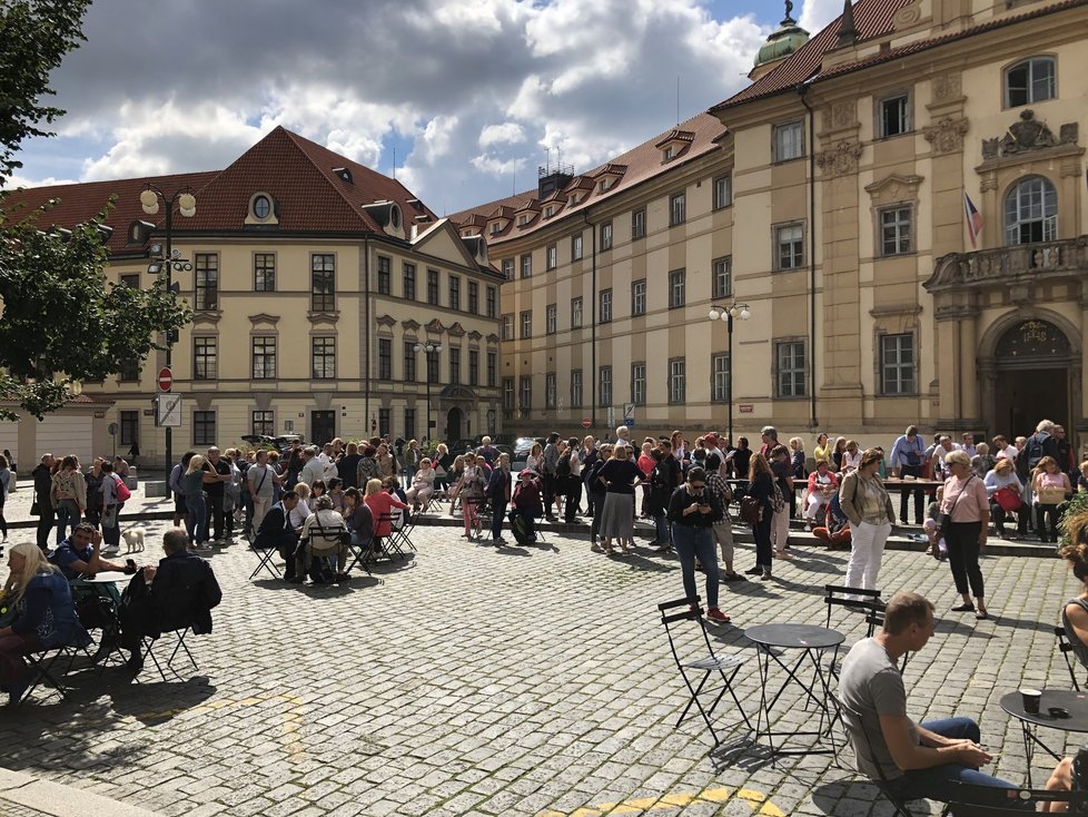 Pražští turističtí průvodci demonstrovali před magistrátem a žádali podporu svého podnikání, které v době pandemie koronaviru bylo citelně zasaženo a funguje jen asi z 10 %.