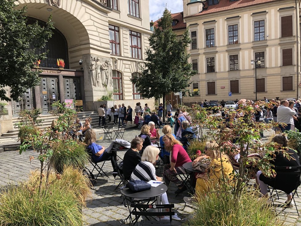 Pražští turističtí průvodci demonstrovali před magistrátem a žádali podporu svého podnikání, které v době pandemie koronaviru bylo citelně zasaženo a funguje jen asi z 10 %.