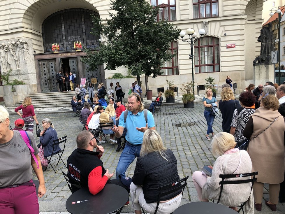 Pražští turističtí průvodci demonstrovali před magistrátem a žádali podporu svého podnikání, které v době pandemie koronaviru bylo citelně zasaženo a funguje jen asi z 10 %.