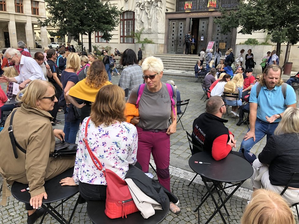 Pražští turističtí průvodci demonstrovali před magistrátem a žádali podporu svého podnikání, které v době pandemie koronaviru bylo citelně zasaženo a funguje jen asi z 10 %.