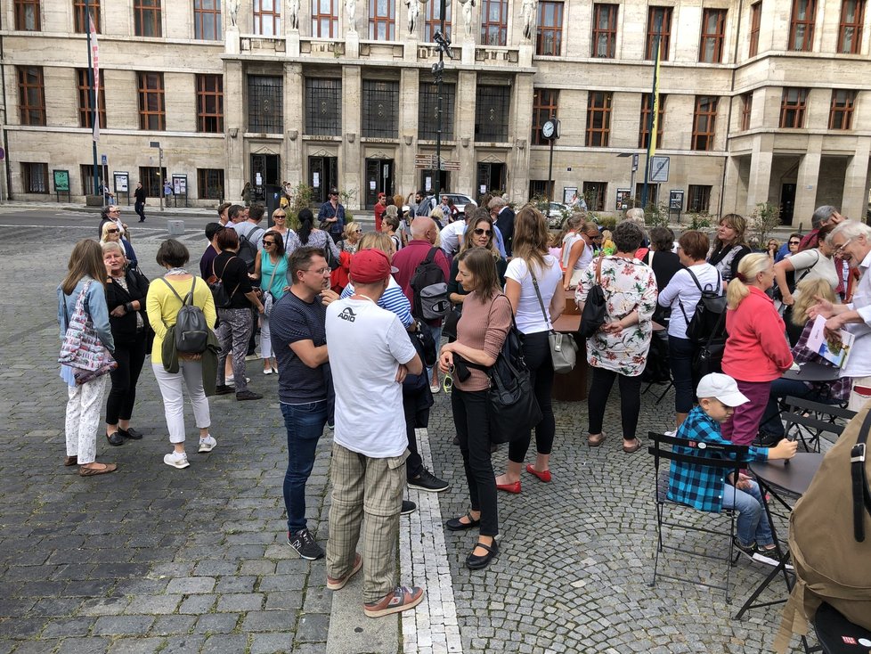 Pražští turističtí průvodci demonstrovali před magistrátem a žádali podporu svého podnikání, které v době pandemie koronaviru bylo citelně zasaženo a funguje jen asi z 10 %.