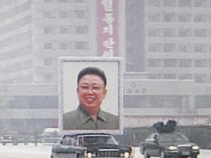 První část obřadu se dnes konala v pchjongjangském mauzoleu Kumsusan, kde byla rakev s tělem Kim Čong-ila několik dní vystavena. Pak vyrazil smuteční průvod do bílých ulic Pchjongjangu, kde vytrvale sněží. V jeho čele a v blízkosti černého smutečního vozu vezoucího ostatky jeho otce kráčel Kim Čong-un v tmavém kabátě a s hlavou mírně skloněnou proti sněhu zvedal pravou ruku na pozdrav.